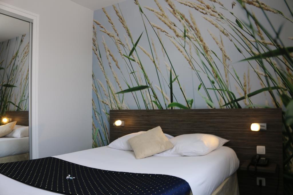 The Originals City, Hotel Dau Ly, Lyon Est Bron Esterno foto