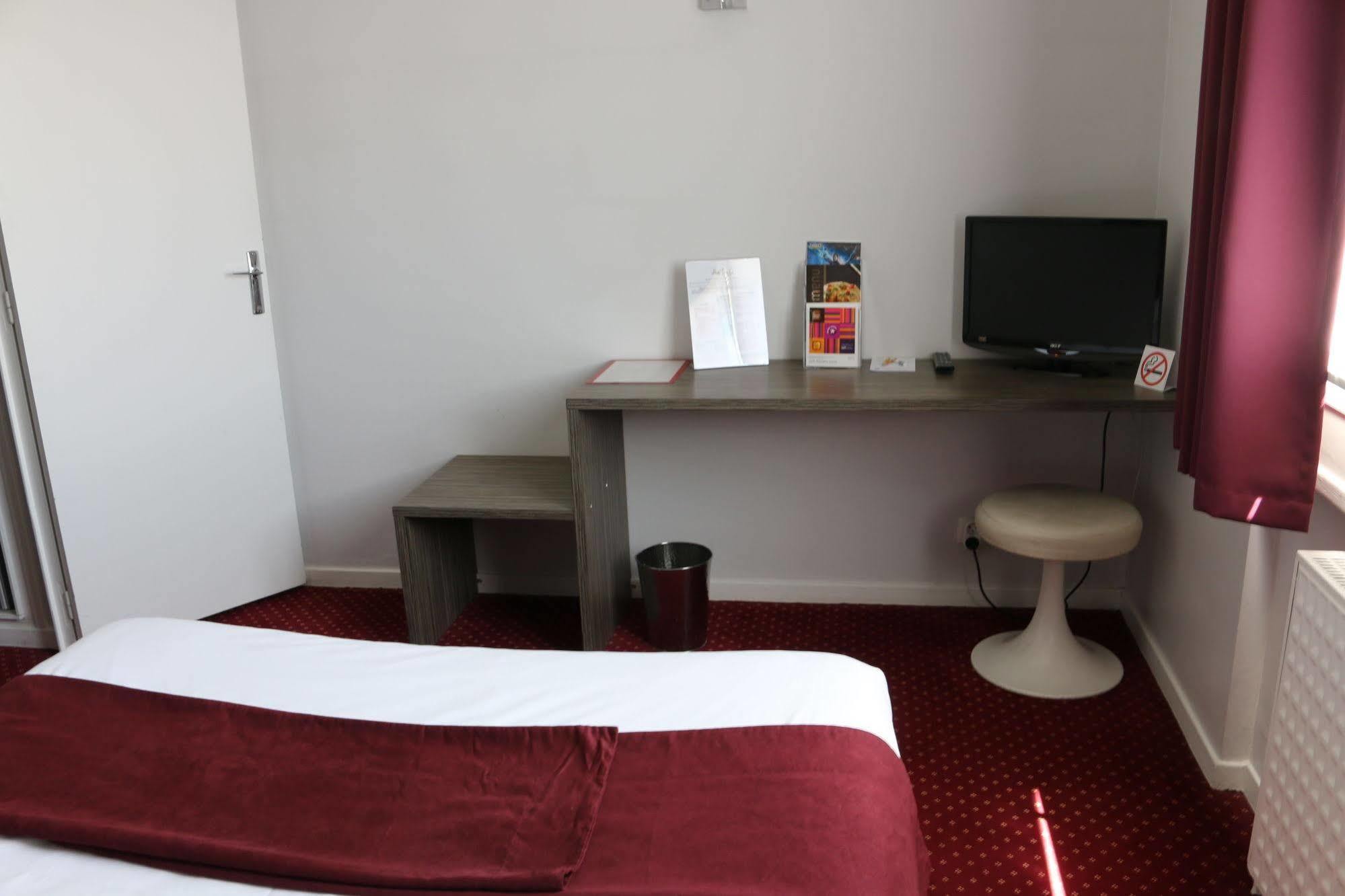 The Originals City, Hotel Dau Ly, Lyon Est Bron Esterno foto