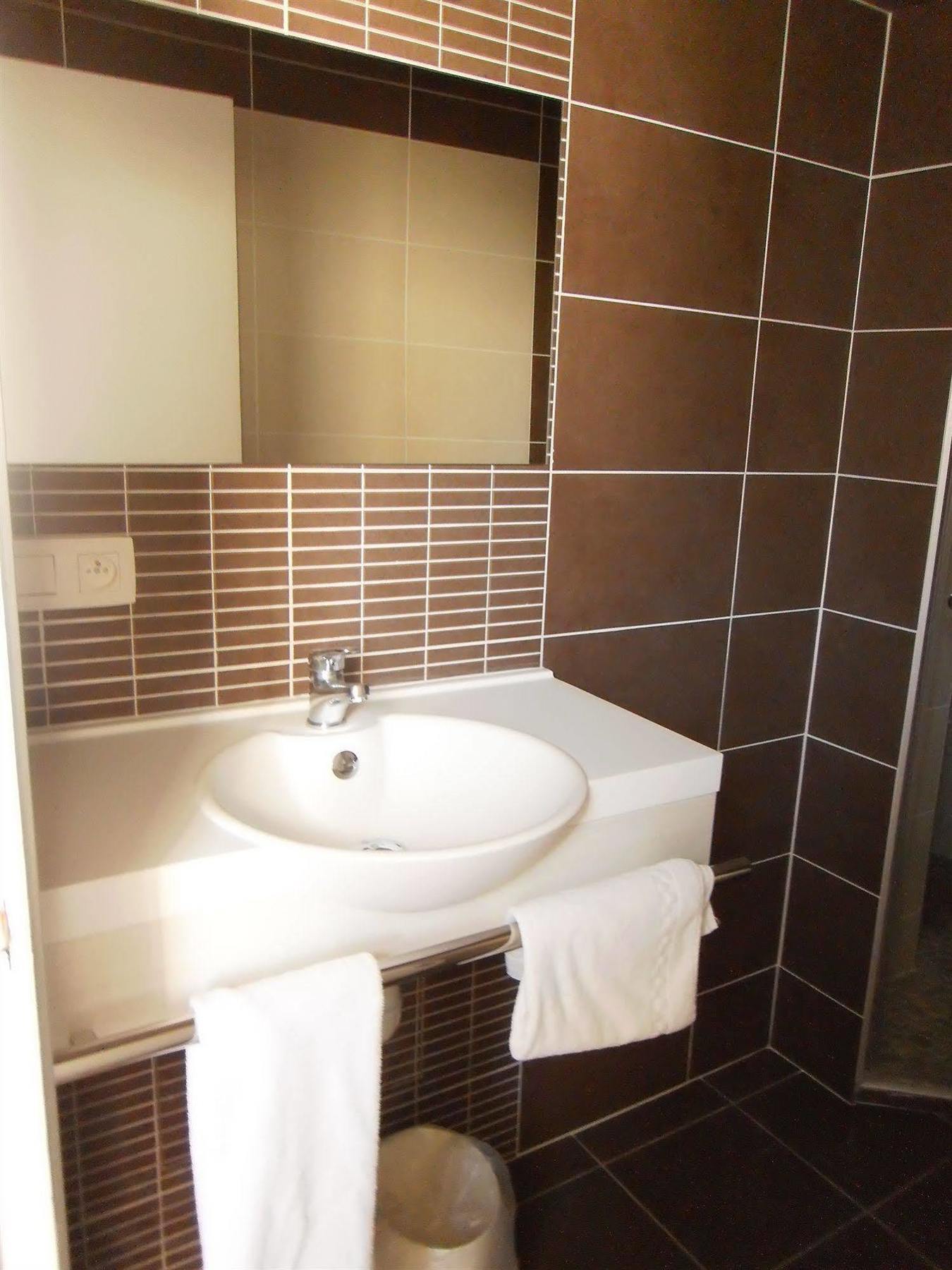 The Originals City, Hotel Dau Ly, Lyon Est Bron Esterno foto