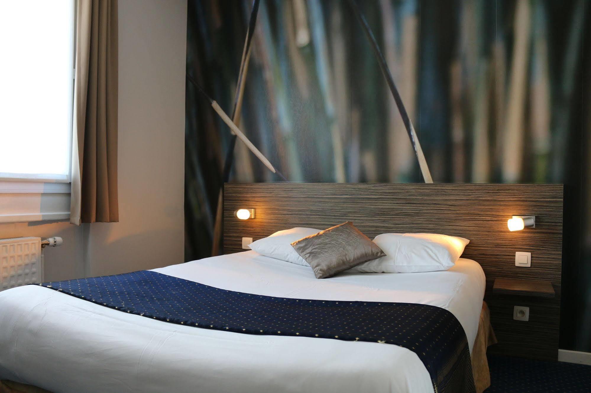The Originals City, Hotel Dau Ly, Lyon Est Bron Esterno foto