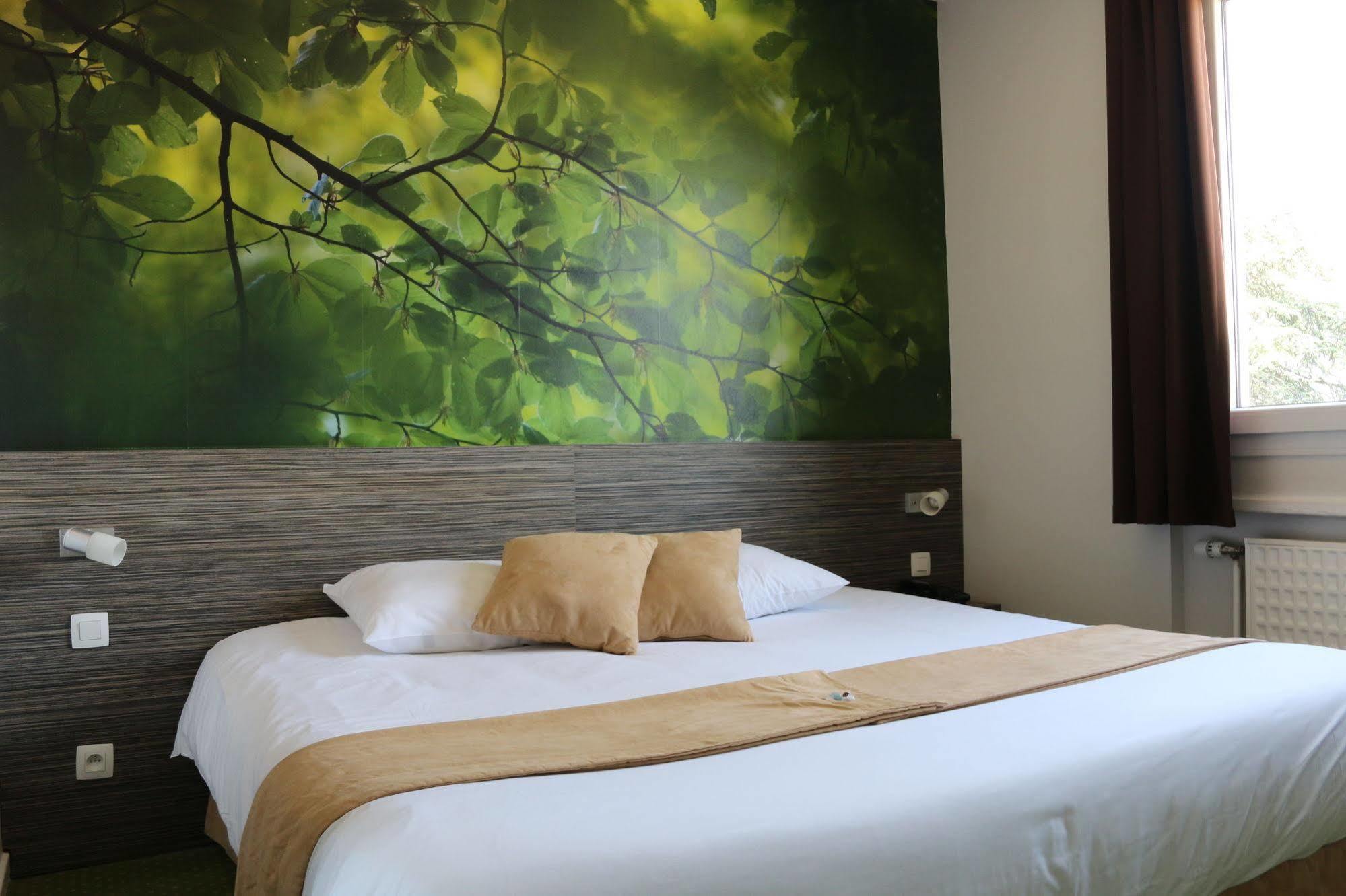 The Originals City, Hotel Dau Ly, Lyon Est Bron Esterno foto