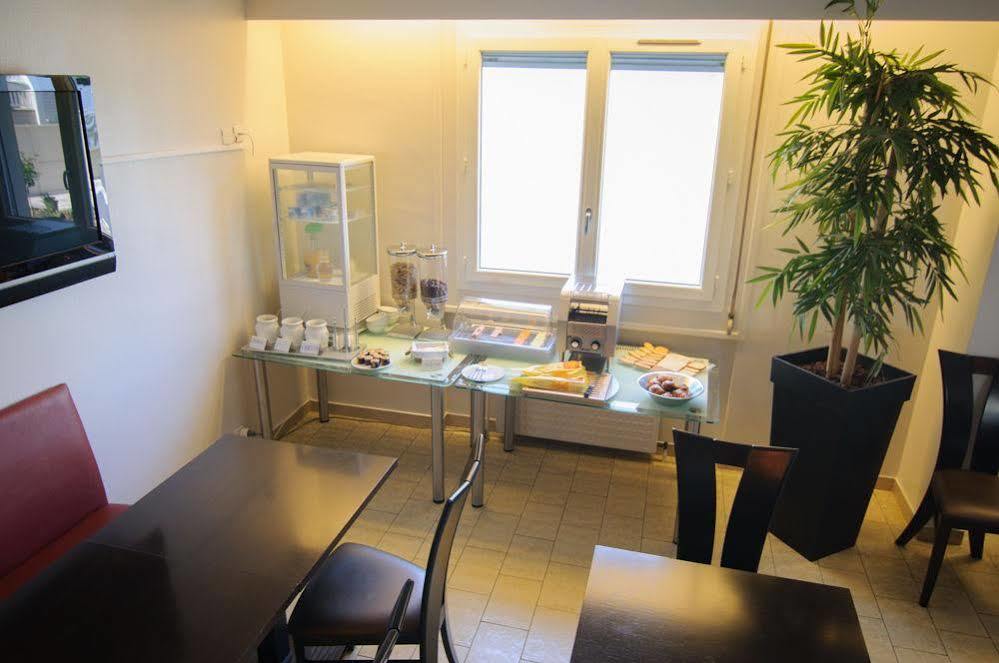 The Originals City, Hotel Dau Ly, Lyon Est Bron Esterno foto
