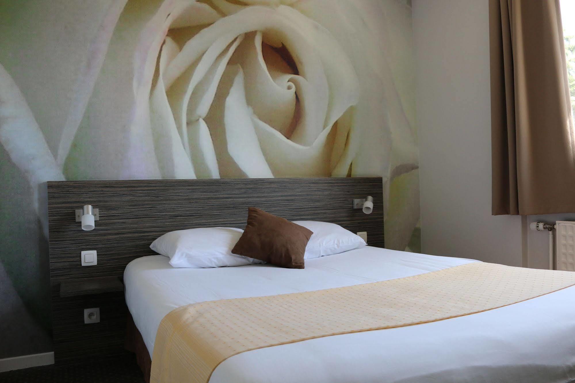 The Originals City, Hotel Dau Ly, Lyon Est Bron Esterno foto