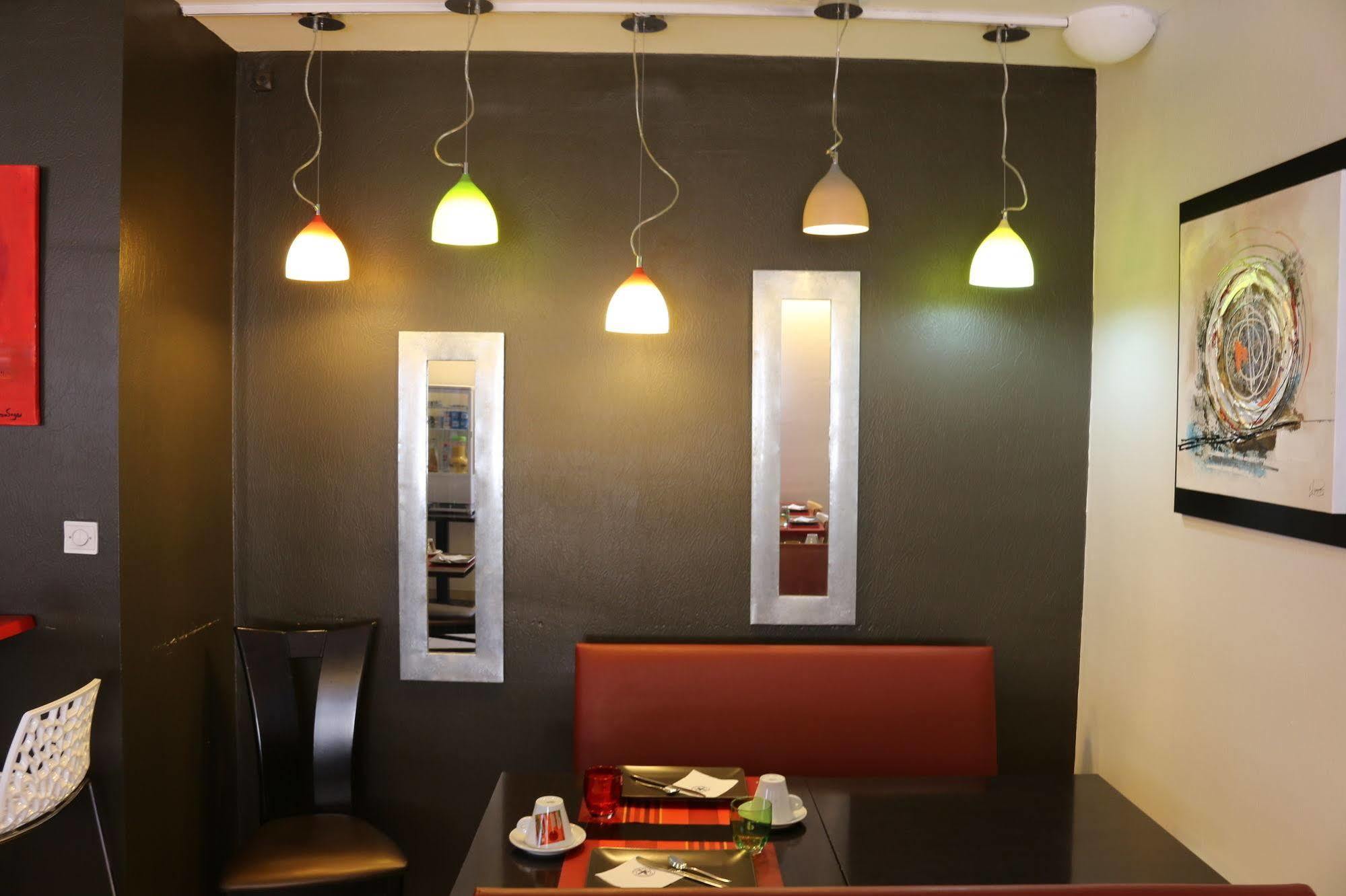 The Originals City, Hotel Dau Ly, Lyon Est Bron Esterno foto