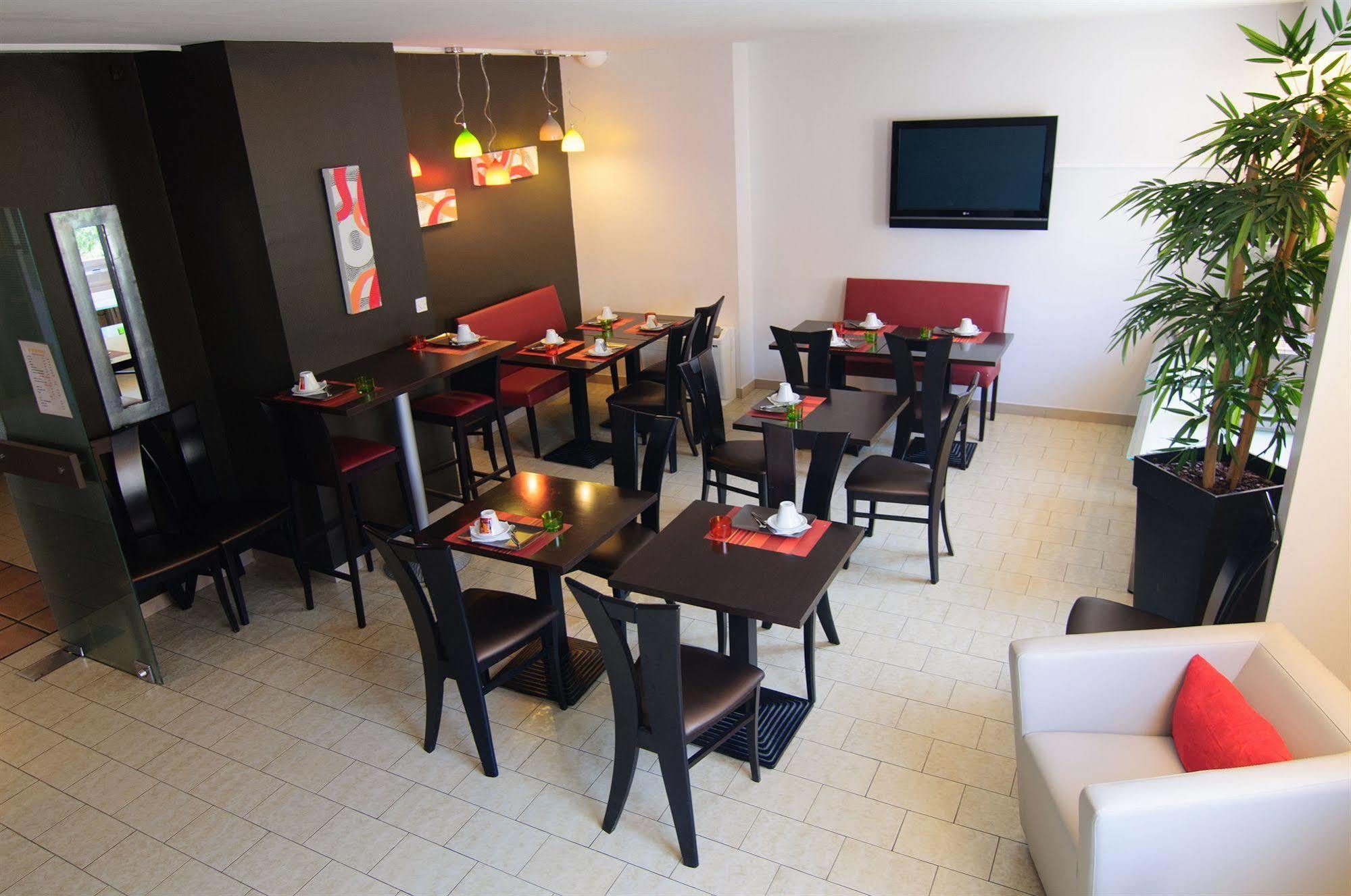 The Originals City, Hotel Dau Ly, Lyon Est Bron Esterno foto