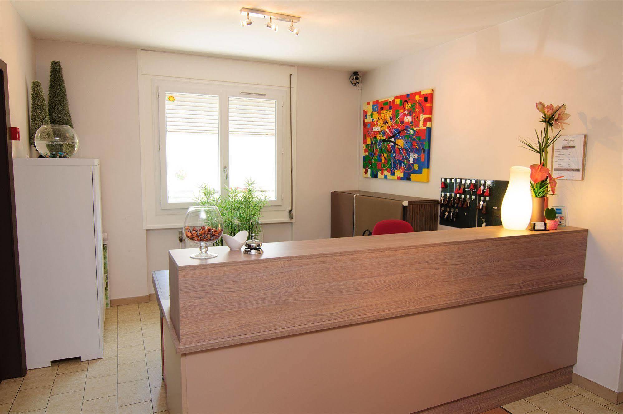 The Originals City, Hotel Dau Ly, Lyon Est Bron Esterno foto
