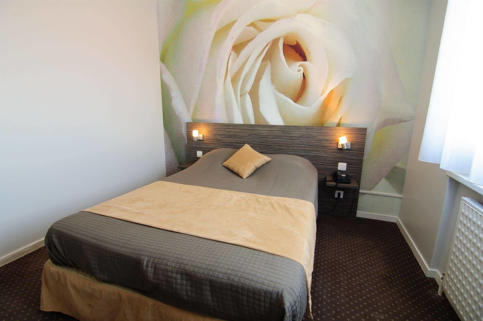 The Originals City, Hotel Dau Ly, Lyon Est Bron Esterno foto