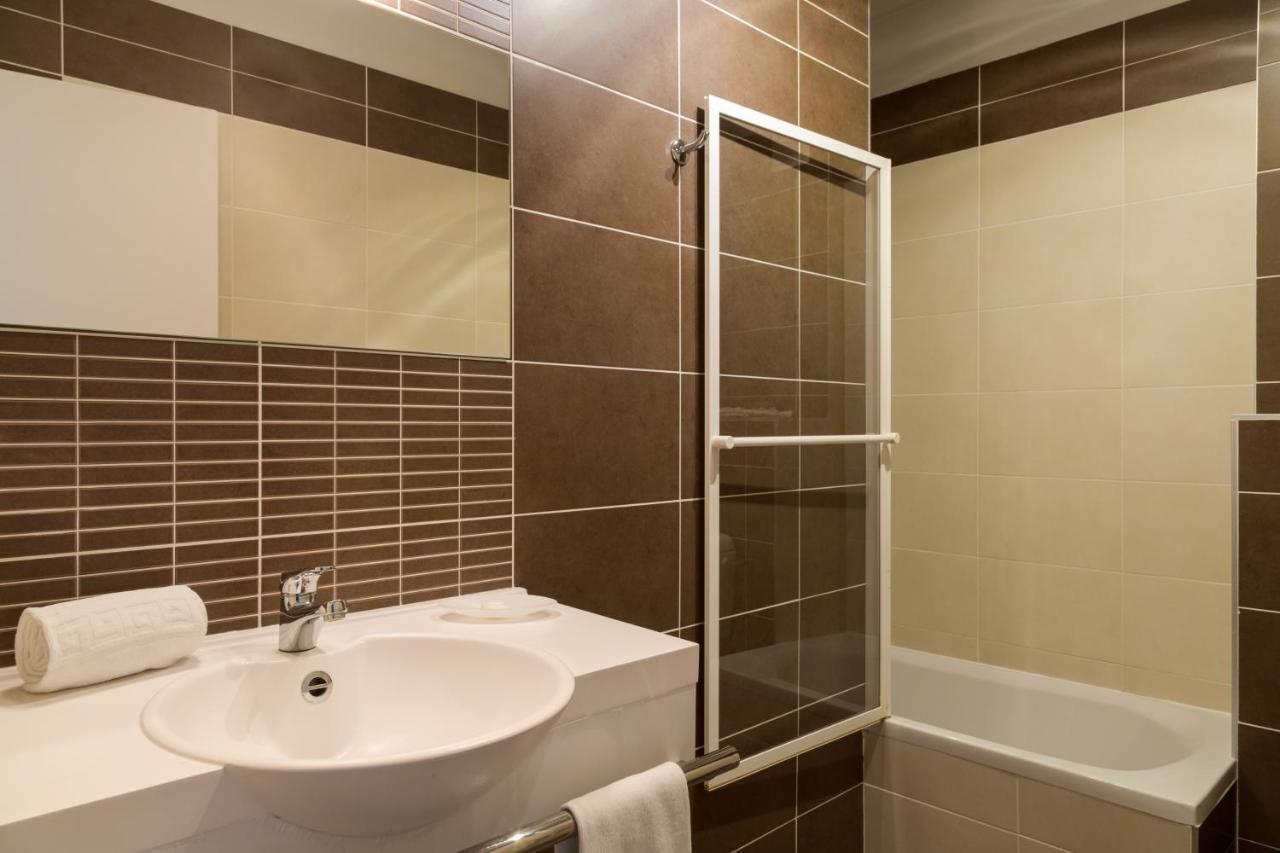 The Originals City, Hotel Dau Ly, Lyon Est Bron Esterno foto